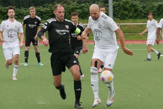 Joel Razanica (l.) vom BV Brambauer im Zweikampf mit Marcel Greig vom Hörder SC.