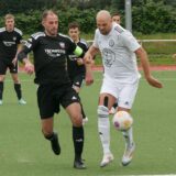 Joel Razanica (l.) vom BV Brambauer im Zweikampf mit Marcel Greig vom Hörder SC.