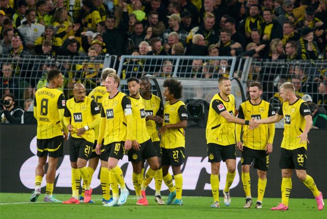 Die BVB-Spieler bejubeln einen Treffer.