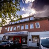 Dunkle Wolken sind über dem Hauptsitz der Volksbank Dortmund-Nordwest in Dortmund-Mengede zu sehen.