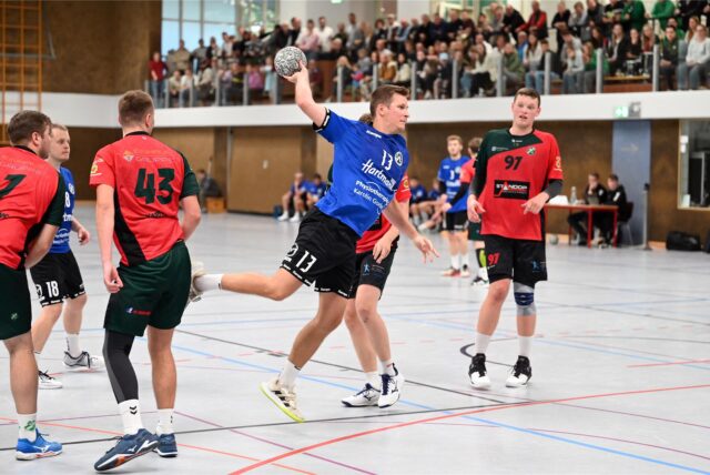 SG Handball Kamen und Moritz Keck (am Ball) setzten sich mit 32:29 gegen den Stadtrivalen HC Heeren durch.
