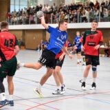 SG Handball Kamen und Moritz Keck (am Ball) setzten sich mit 32:29 gegen den Stadtrivalen HC Heeren durch.