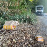 Müll liegt am Waldrand an einem Lkw-Parkplatz in Schwerte.