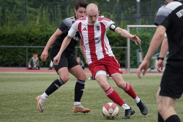 Felix Schröder mit Ball, verfolgt von einem Gegenspieler.