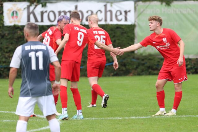 Fabian Jagoda (r.) klatscht nach seinem Tor ab mit Jannes Krupka (Nummer 9).