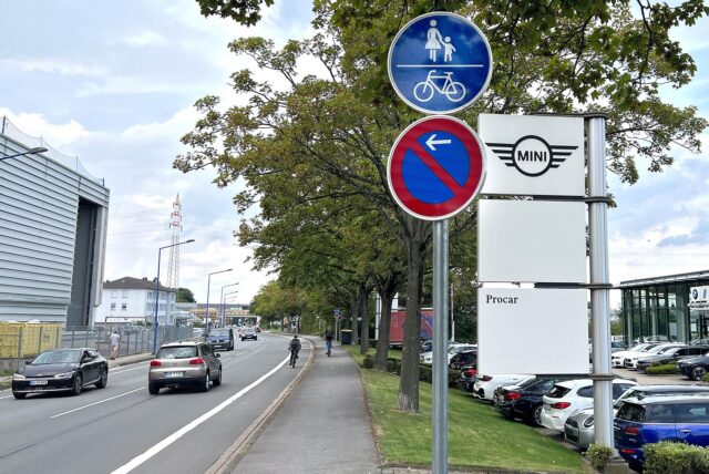 An der Hansastraße in Unna stehen Verkehrszeichen. Auf der Straße fahren Autos