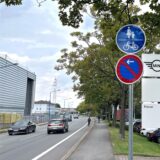 An der Hansastraße in Unna stehen Verkehrszeichen. Auf der Straße fahren Autos