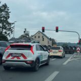 Ein Fahrzeug der Firma Cyclomedia mit einer Videokamera auf dem Dach hält an einer Ampel auf der Hörder Straße in Schwerte.