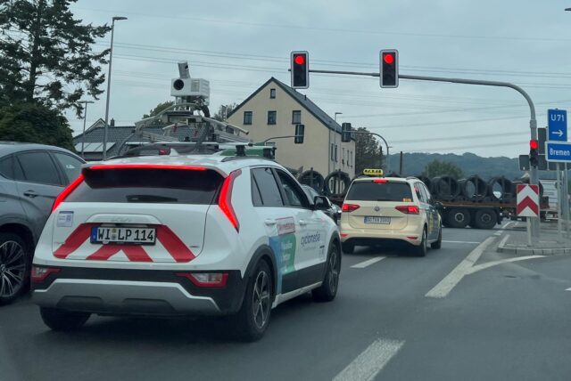 Ein Fahrzeug der Firma Cyclomedia mit einer Videokamera auf dem Dach hält an einer Ampel auf der Hörder Straße in Schwerte.