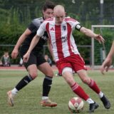 Felix Schröder mit Ball, verfolgt von einem Gegenspieler.