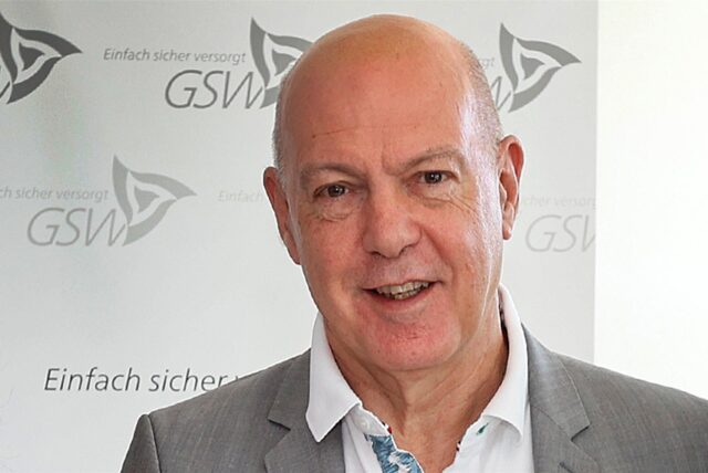 Jochen Baudrexl vor dem Logo der GSW.