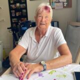 Uschi Pathmann sitzt in ihrem Zimmer im Pflegeheim in Herne an einem Tisch.