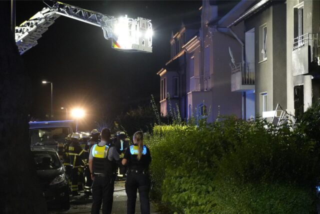 In der Karolinenstraße in Lütgendortmund kam es am Montagabend zu einem schweren Wohnungsbrand und infolgedessen zu einer Explosion. Feuerwehr und Polizei Dortmund vermelden mehrere Verletzte.