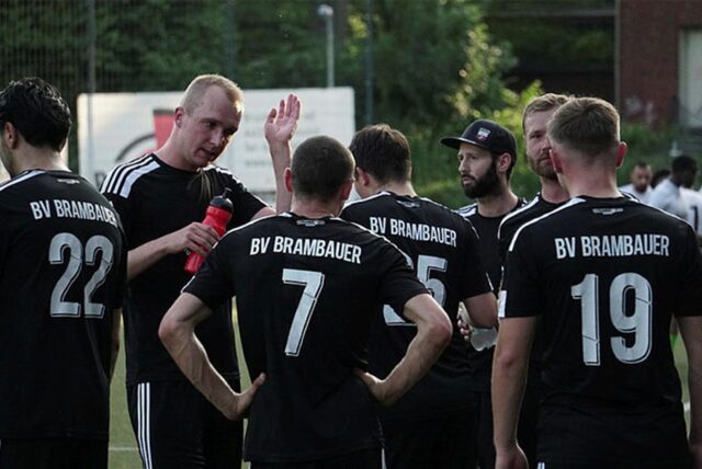 Der BV Brambauer versammelt seine Spieler.