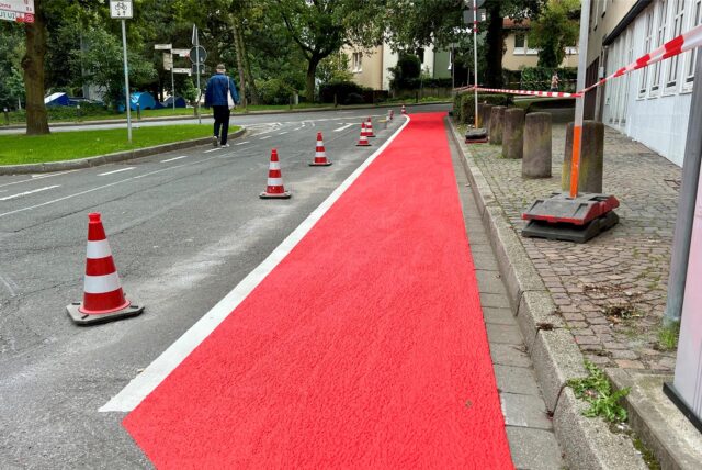 Auf einer Straße in Unna ist frische, rote Farbe