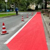 Auf einer Straße in Unna ist frische, rote Farbe