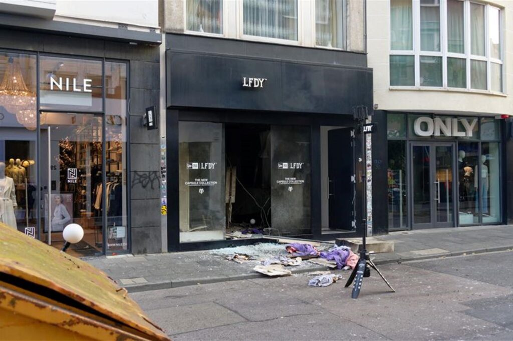 Scherben und Kleidungstücke liegen vor einem Geschäft in der Ehrenstraße in Köln. Am frühen Mittwochmorgen hatte es in der Kölner Innenstadt erneut eine Explosion gegeben.
