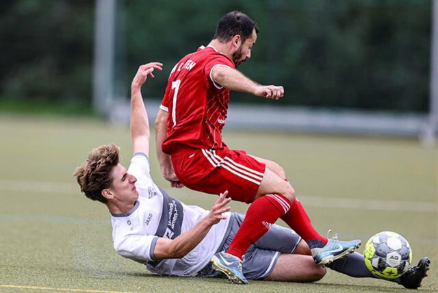 Werner-SC-Spieler grätscht.