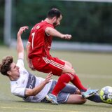 Werner-SC-Spieler grätscht.