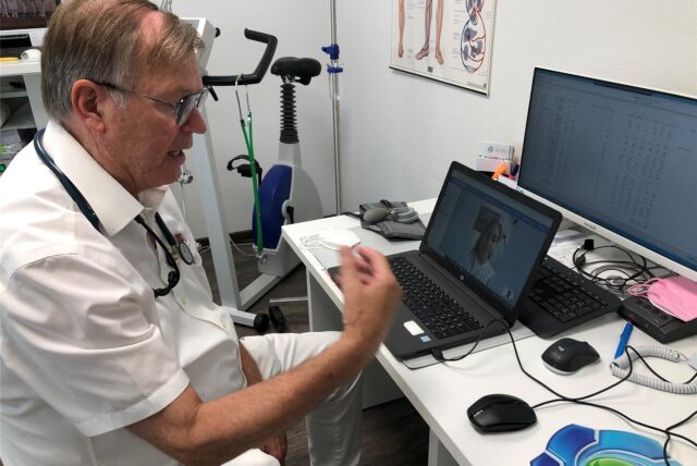 Dr. Thomas Huth, hier bei einer Video-Sprechstunde, ist Geschäftsführer des Gesundheitsnetz Unna und praktiziert als Allgemeinmediziner in Fröndenberg.
