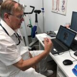 Dr. Thomas Huth, hier bei einer Video-Sprechstunde, ist Geschäftsführer des Gesundheitsnetz Unna und praktiziert als Allgemeinmediziner in Fröndenberg.