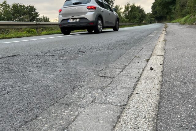 Die Abbildung zeigt eine Nahaufnahme von Straßenschäden.