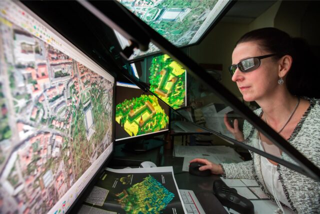 Die Vermessungsingenieurin Benita Antonik arbeitet am 14.03.2016 im Landesamt für Vermessung und Geoinformation in Erfurt (Thüringen) an einem Digitalen Oberflächenmodell von Schloss Friedenstein in Gotha.