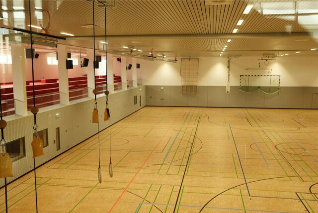 So sieht die neue Dreifachturnhalle in Selm von innen aus. Ab Anfang Oktober sollen hier endlich auch Schulen und Vereine Sport treiben können.