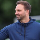 Sven Pahnreck zeigt etwas an.