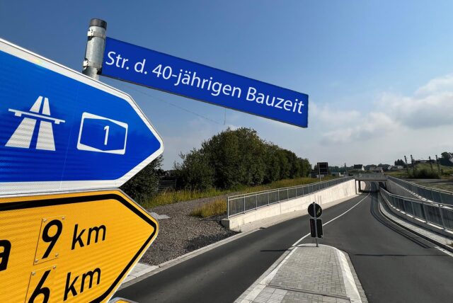 Montage eines Bildes der Südkamener Spange mit einem erfundenen Straßenschild, auf dem Straße der 40-jährigen Bauzeit steht.