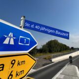 Montage eines Bildes der Südkamener Spange mit einem erfundenen Straßenschild, auf dem Straße der 40-jährigen Bauzeit steht.