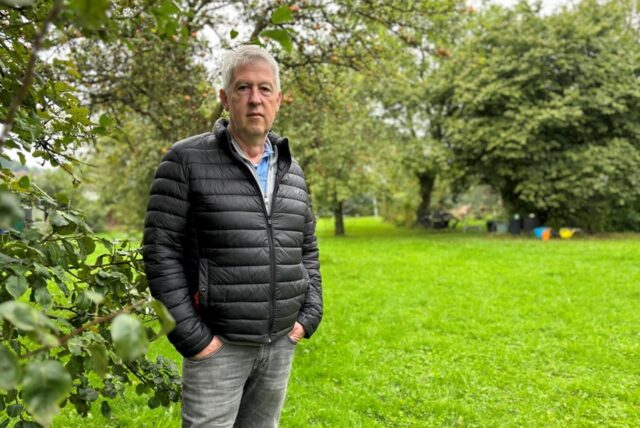 Burkhard Gräfenkämper steht auf seinem Grundstück in Dortmund.
