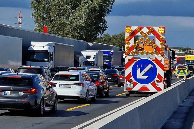 Auf der A1 bei Unna staut sich der Verkehr an einer Baustelle.
