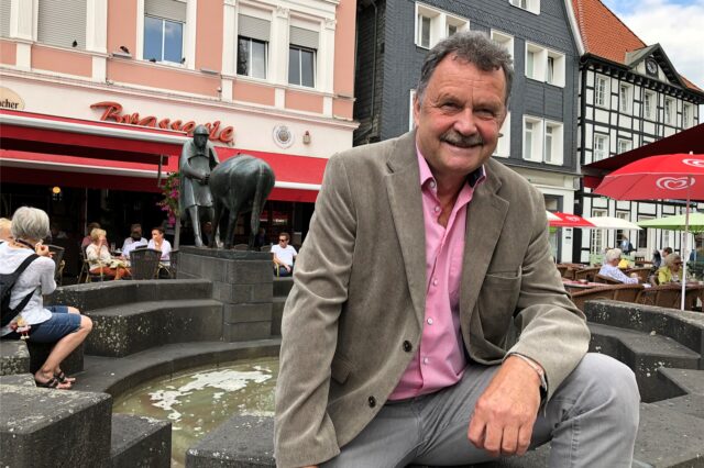 Herbert Goldmann (66) will für die Grünen im Kreis Unna Landrat werden. Das Foto zeigt ihn am Eselsbrunnen auf dem Alten Markt in Unna.