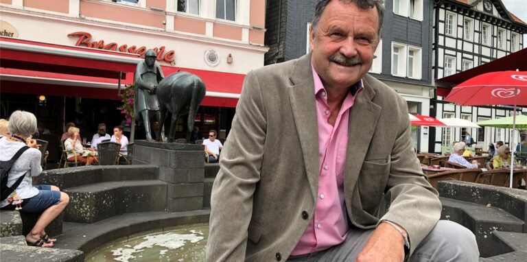 Herbert Goldmann (66) will für die Grünen im Kreis Unna Landrat werden. Das Foto zeigt ihn am Eselsbrunnen auf dem Alten Markt in Unna.