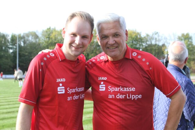 Hubert Hüppe (rechts) und sein Sohn Nikolas, hier 2019 beim Otto-Wendler-Fußballspiel in Werne