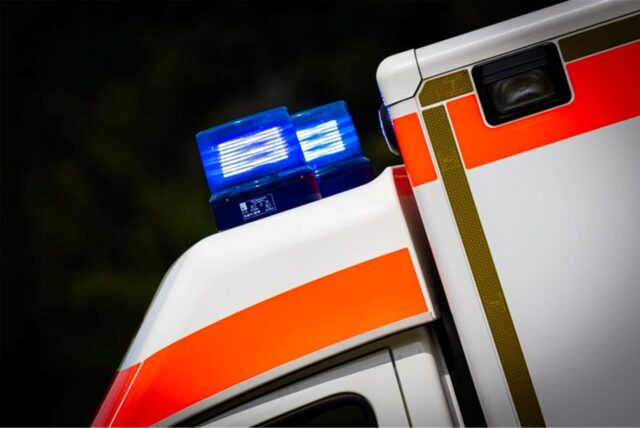 Eingeschaltetes Blaulicht an einem Rettungswagen