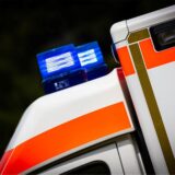 Eingeschaltetes Blaulicht an einem Rettungswagen