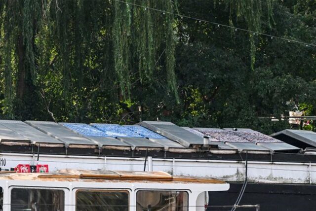 Berlin: Ein Teil der Metallkonstruktion, die das Dach zum Party-Raum des Schiffes „Heimatland“ bildet, ist eingebrochen.