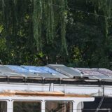 Berlin: Ein Teil der Metallkonstruktion, die das Dach zum Party-Raum des Schiffes „Heimatland“ bildet, ist eingebrochen.