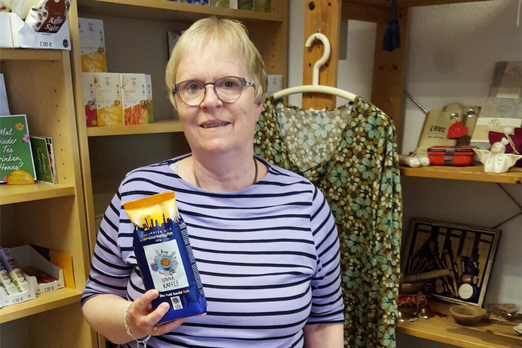 Sabine Wichmann steht mit einer Packung 