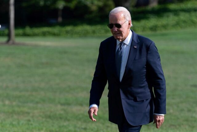 US-Präsident Joe Biden geht über den Südrasen am Weißen Haus, nachdem er mit dem Hubschrauber dort gelandet ist.