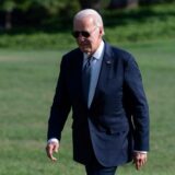 US-Präsident Joe Biden geht über den Südrasen am Weißen Haus, nachdem er mit dem Hubschrauber dort gelandet ist.