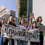 Mitglieder von Fridays for Future Deutschland halten vor dem Bundeskanzleramt bei einer Pressekonferenz zum geplanten globalen Klimastreik am 20. September 2024 ein Transparent mit der Aufschrift „Klimastreik 20.9.“