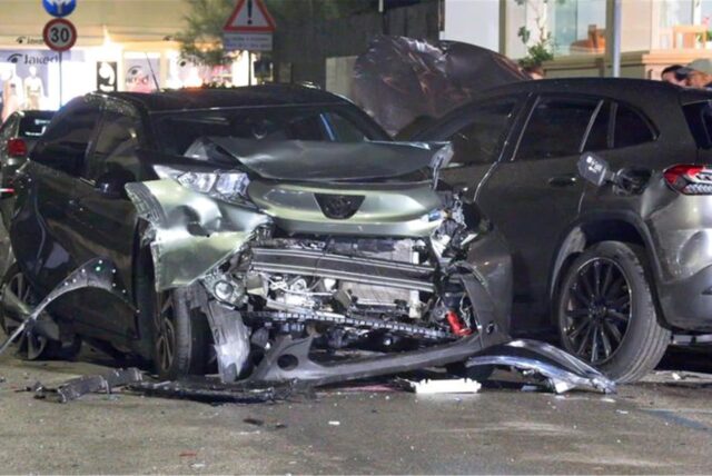 Zwei Beamte der italienischen Carabinieri an ihrem Auto.