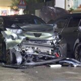 Zwei Beamte der italienischen Carabinieri an ihrem Auto.