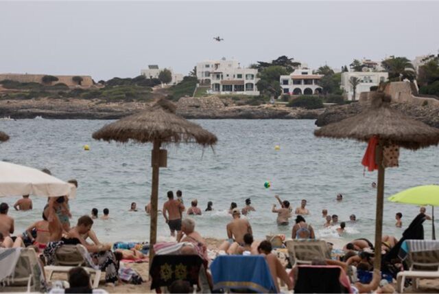 Eine Sicherheits- und Überwachungsdrohne ist vom Strand Cala Petita aus über der Küste von Cala d’Or auf Mallorca zu sehen.