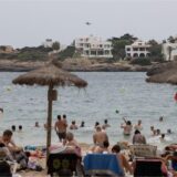 Eine Sicherheits- und Überwachungsdrohne ist vom Strand Cala Petita aus über der Küste von Cala d’Or auf Mallorca zu sehen.