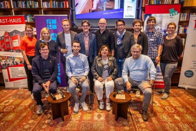 Gruppenfoto von Vertretern von Stadt und Hilfeeinrichtungen, die die Wohnungslosigkeit in Dortmund bis 2030 beenden wollen.