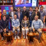Gruppenfoto von Vertretern von Stadt und Hilfeeinrichtungen, die die Wohnungslosigkeit in Dortmund bis 2030 beenden wollen.